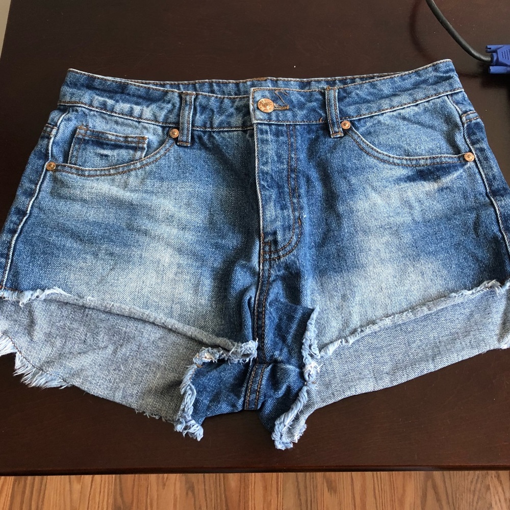 HIGH WAIST MEDIUM WASH JEAN SHORTS!